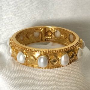 Julie Vos Siena Pearl Hinged Bangle